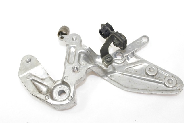 SUPPORTO PEDANA ANTERIORE DESTRA YAMAHA YZF 600 R THUNDERCAT 1996 - 2004 4FM274430200 FRONT RIGHT FOOTREST BRACKET