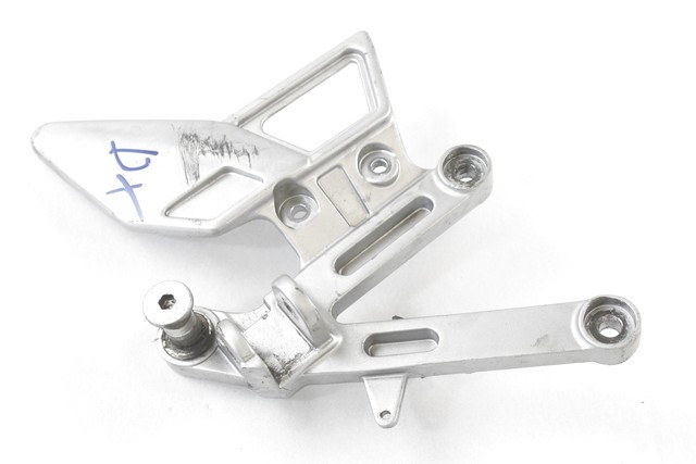 YAMAHA TZR 50 5WXF744300LK STAFFA PEDANA ANTERIORE DESTRA FRONT RIGHT FOOTREST HOLDER CON GRAFFI