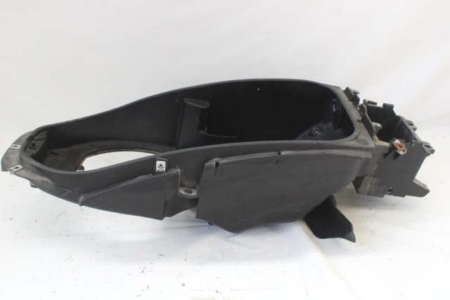 PIAGGIO BEVERLY 500 620696 VASCA SOTTOSELLA PORTACASCO 02 - 06 HELMET COMPARTMENT