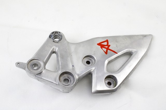 SUZUKI GSX S 125 4351123K00 STAFFA PEDANA ANTERIORE DESTRA WDL0 22 - 24 FRONT RIGHT FOOTREST HOLDER